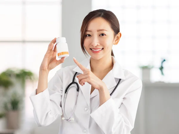 Sorridente Medico Che Punta Vaso Pillole — Foto Stock