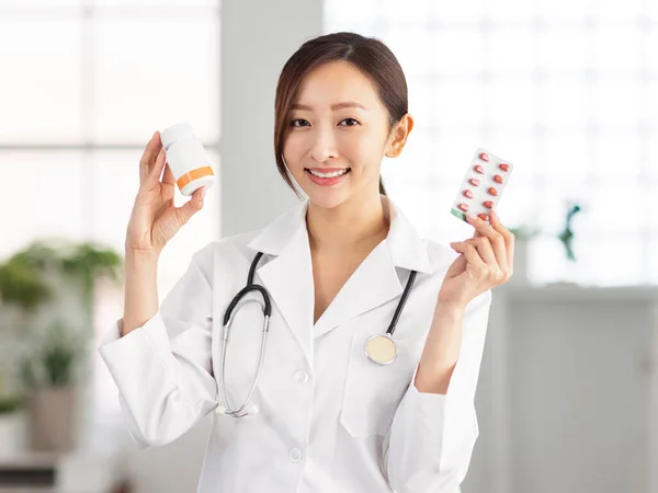 Sorridente Medico Femminile Mostrando Pillole — Foto Stock