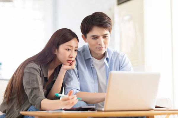 Jong Koppel Planning Budget Kijken Naar Laptop Scherm Het Controleren — Stockfoto