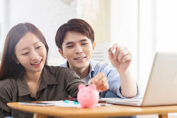 Pasangan Bahagia Memasukkan Koin Dalam Piggy Bank Home Budget Family — Stok Foto
