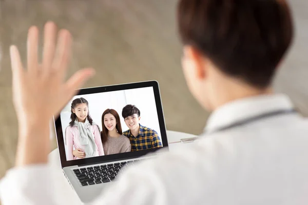 Mężczyzna Wideo Czat Przyjaciółmi Rodziną Pomocą Laptopu Rodzina Spotkać Ich — Zdjęcie stockowe