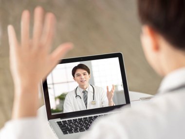 Doktorun iş arkadaşıyla görüntülü konuşma yaparken görüntüsü.. 