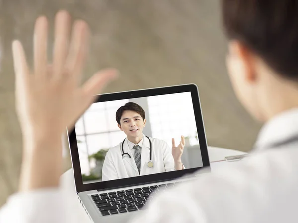 Widok Lekarza Wykonującego Rozmowę Wideo Swoim Kolegą — Zdjęcie stockowe