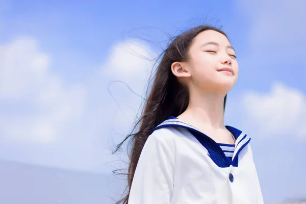 Menina Estudante Relaxado Desfrutando Brisa Verão Sorrindo Com Olhos Fechados — Fotografia de Stock