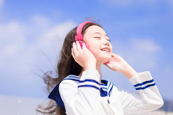 Mutlu Öğrenci Kız Kulaklıkla Müzik Dinlemeyi Sever — Stok fotoğraf
