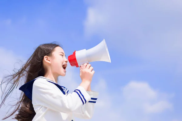 Teenagerstudentin Schreit Und Verkündet Mit Megafon — Stockfoto