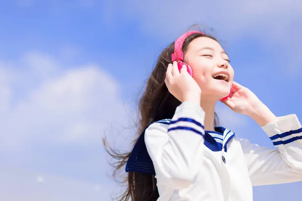 Chica Estudiante Feliz Disfrutar Escuchar Música Con Auriculares — Foto de Stock