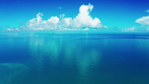 Αεροφωτογραφία Του Μπλε Φόντο Θαλασσινό Νερό Και Αντανακλάσεις Σύννεφο — Αρχείο Βίντεο