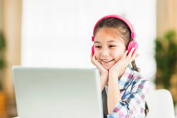 Menina Estudante Feliz Fones Ouvido Estude Line Curso Escuta Laptop — Fotografia de Stock