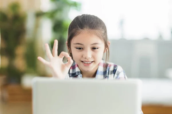 Estudiante Feliz Chica Estudio Línea Laptop Showing Gesto Bien —  Fotos de Stock