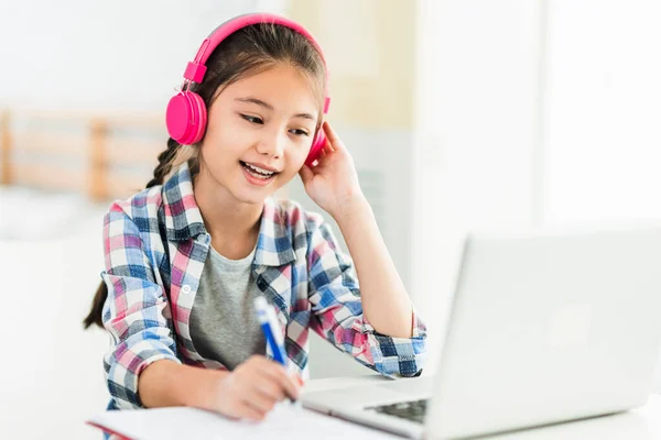 Menina Estudante Feliz Fones Ouvido Estude Line Curso Escuta Laptop — Fotografia de Stock