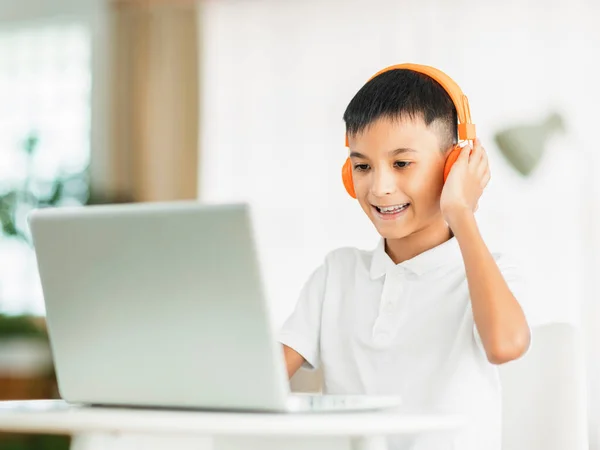 Αγόρι Φοράει Ακουστικά Και Σπουδάζει Online Laptop — Φωτογραφία Αρχείου