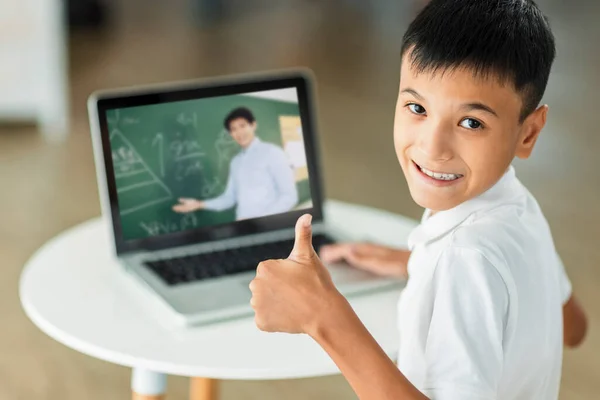 Menino Estudar Online Com Laptop Looking Câmera Mostrando Polegar Para — Fotografia de Stock