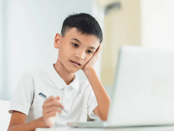 Niño Mirando Computadora Portátil Thinking Study Línea — Foto de Stock