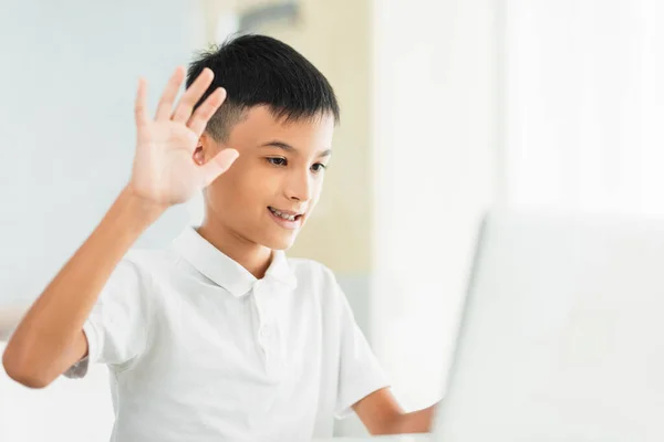 Niño Usando Ordenador Portátil Para Estudiar Saludar Maestro Compañero Clase — Foto de Stock