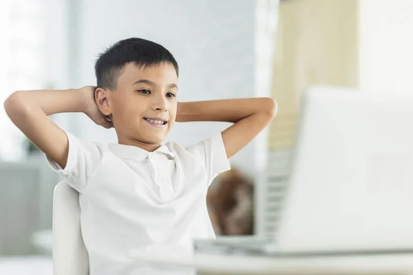 Menino Olhando Para Laptop Relaxing Assistir Vídeo Estude Online — Fotografia de Stock