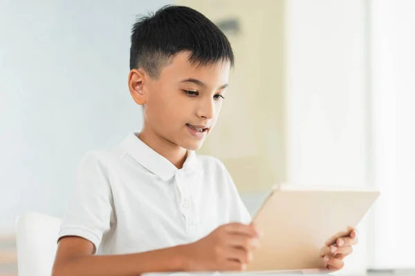 Ragazzo Che Guarda Tablet Study Online Guardare Video — Foto Stock