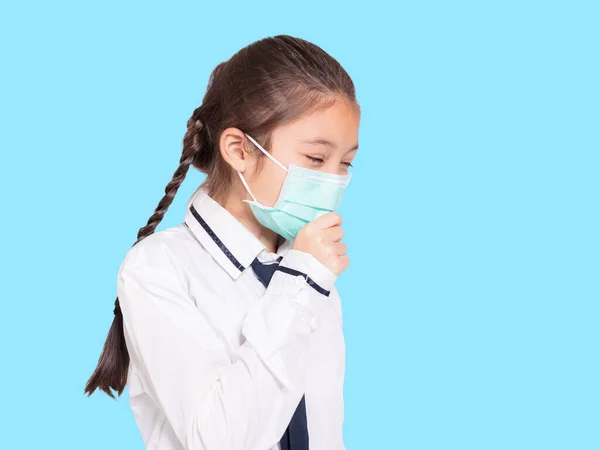 Dívka Lékařské Masce Kašel Izolované Modrém Pozadí — Stock fotografie