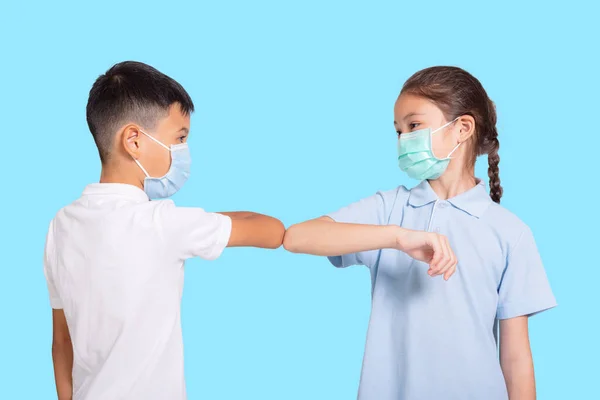 Niño Niña Máscara Médica Golpeando Sus Codos Aislado Sobre Fondo —  Fotos de Stock