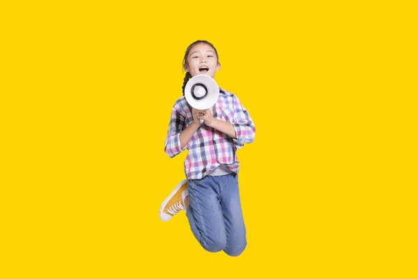 Dívka Skákání Megafonem Izolované Žlutém Pozadí — Stock fotografie