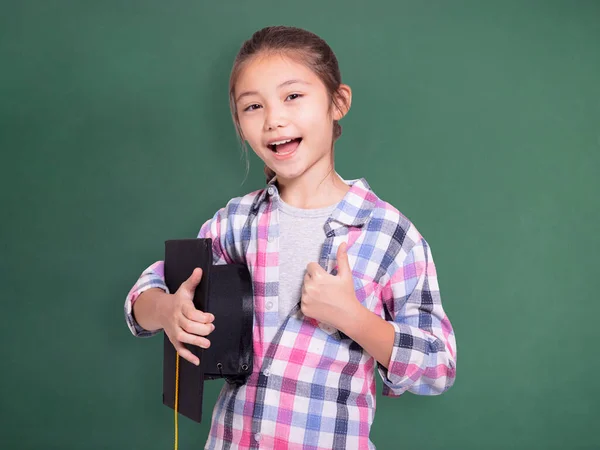 幸せな学生の女の子は卒業キャップを保持し 親指を表示します — ストック写真