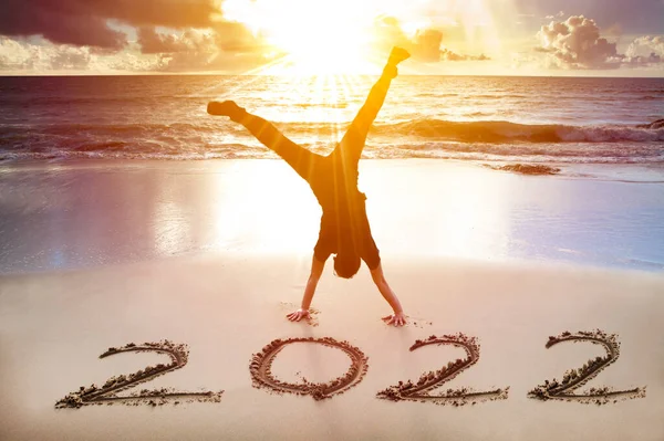 Jongeman Handstand Het Strand Gelukkig Nieuwjaar 2022 Concep — Stockfoto