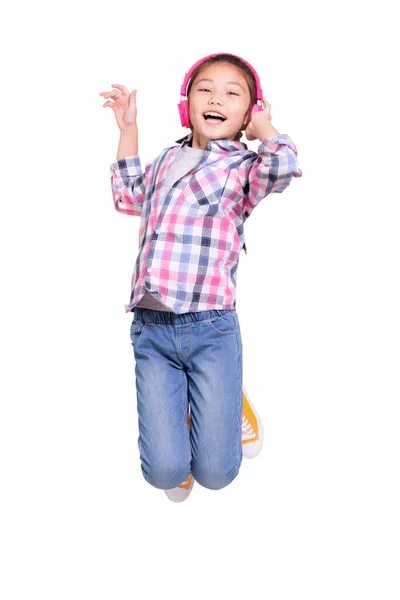 幸せな学生の女の子は ヘッドフォンやジャンプを身に着けています — ストック写真