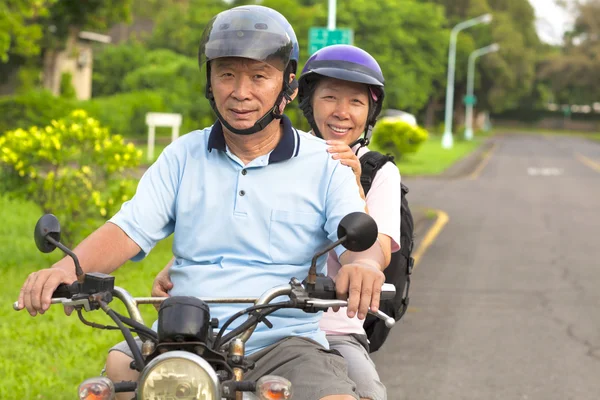 Seniorenpaar fährt Motorrad auf Reisen — Stockfoto