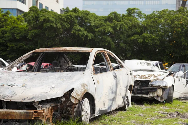 Allvarliga rostig och oanvändbar bilar i återvinningsanläggning — Stockfoto