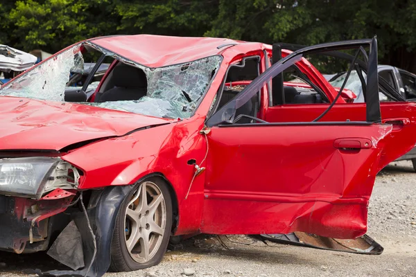 Gebroken en onbruikbare auto in de recycling fabriek — Stockfoto