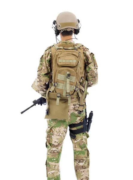 Vista posteriore del soldato con fucile o cecchino su sfondo bianco — Foto Stock