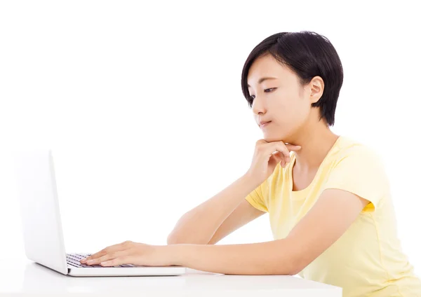 Mujer infeliz delante de un ordenador portátil, aislado sobre fondo blanco —  Fotos de Stock
