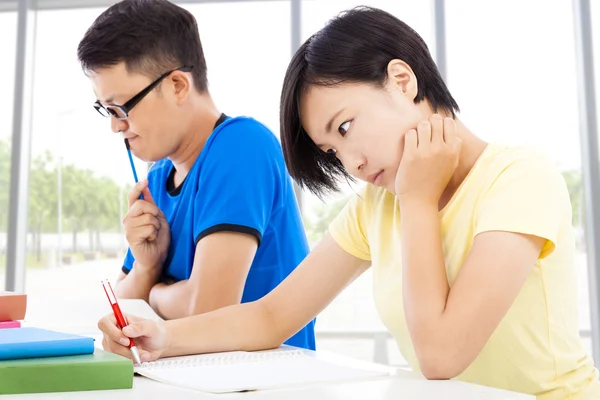 Zwei junge College-Studenten bei einer Prüfung in einem Klassenzimmer — Stockfoto