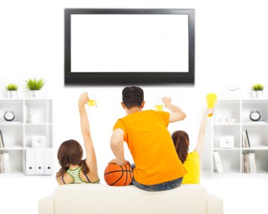 Gençler bağırıyor ve tv izlerken heyecanlı