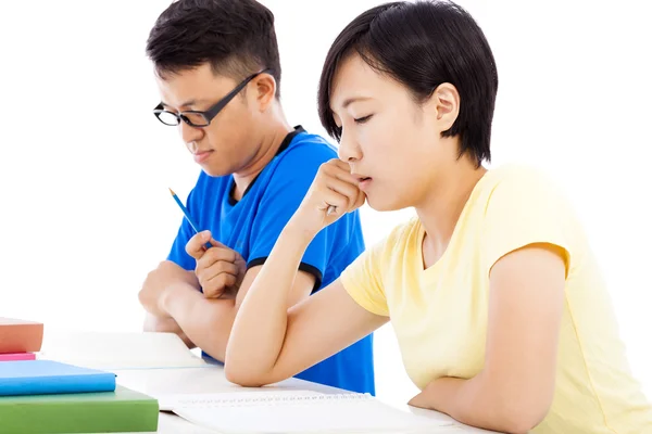 Due giovani studenti esami insieme in classe — Foto Stock
