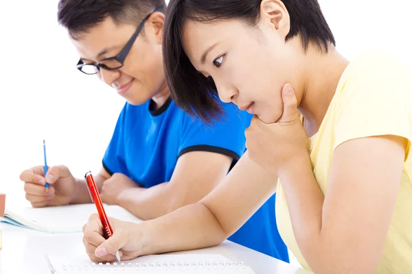 Dois jovens estudantes examinam juntos em sala de aula — Fotografia de Stock