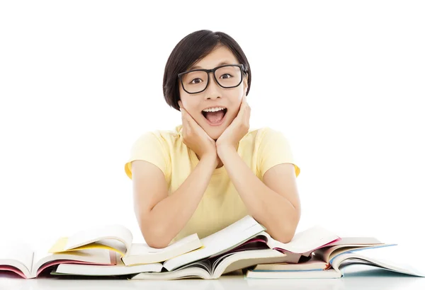 Souriant jeune étudiante pensée avec livre sur le bureau — Photo