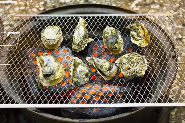 Austern auf dem Grill im Freien — Stockfoto