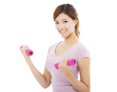 genç bir kadın ona ellerine dumbell ile çalışma