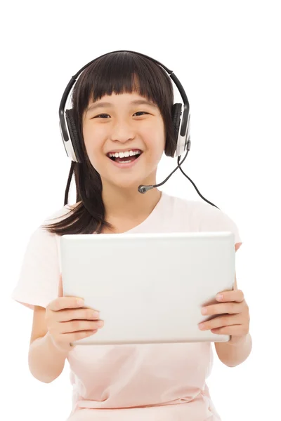 Feliz ásia menina segurando um tablet com fone de ouvido — Fotografia de Stock