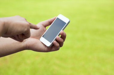 dokunmatik ekran telefon telefon el ile yeşil çayır