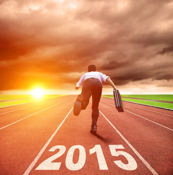 Feliz año nuevo 2015. hombre de negocios corriendo con fondo de la salida del sol — Foto de Stock