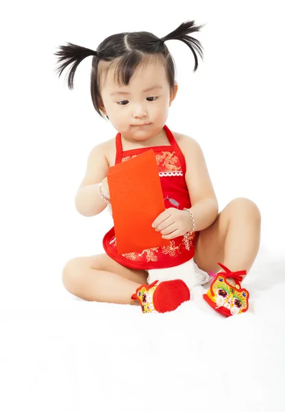 Liten flicka som håller ett rött kuvert för kinesiska nyåret — Stockfoto
