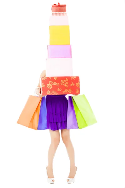 Mujer sosteniendo bolsas de compras y cajas de regalo sobre fondo blanco —  Fotos de Stock