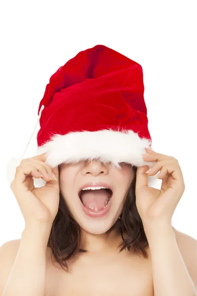 Молодая рождественская женщина использует шапочку Санты, чтобы прикрыть глаза . — стоковое фото