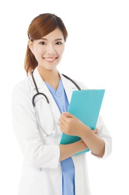 tam uzunlukta genç gülümseyen profesyonel doktor belge ile