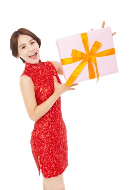 hediye kutusu tutan güzel genç Asyalı kadın