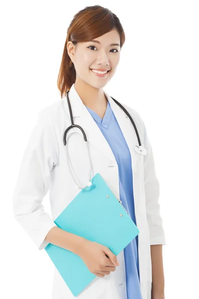 Giovane sorridente medico professionista con documento — Foto Stock