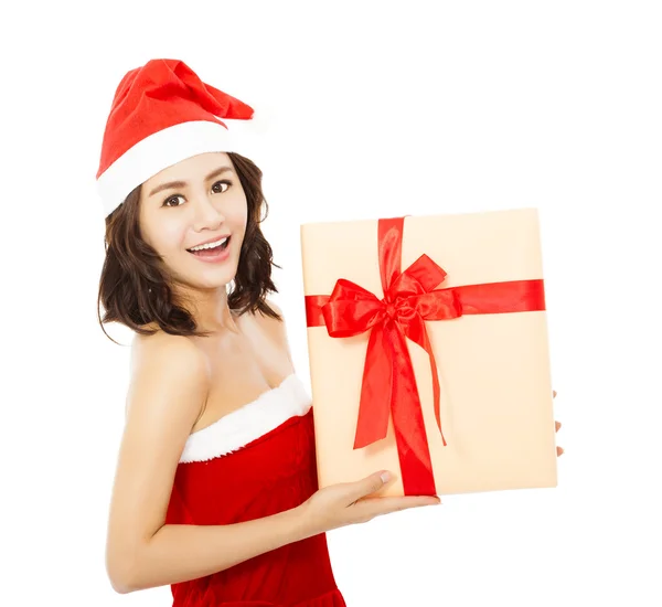 Heureuse jeune femme avec boîte cadeau de Noël sur fond blanc — Photo