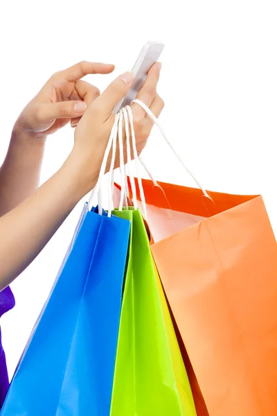 Close-up de uma pessoa segurando um telefone celular para fazer compras online — Fotografia de Stock